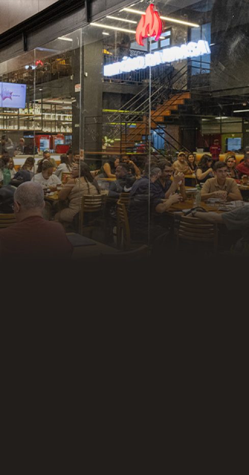 Salão do Empório da Brasa com clientes nas mesas